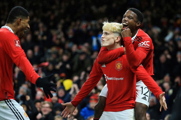  Tyrell Malacia lo abraza a Alejandro Garnacho mientras Marcus Rashford celebra de frente al argentino