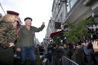 El magnate llegó a la conferencia de prensa sobre su compañía Virgin Mobile en París en un jeep militar de EEUU. REUTERS/Gonzalo Fuentes