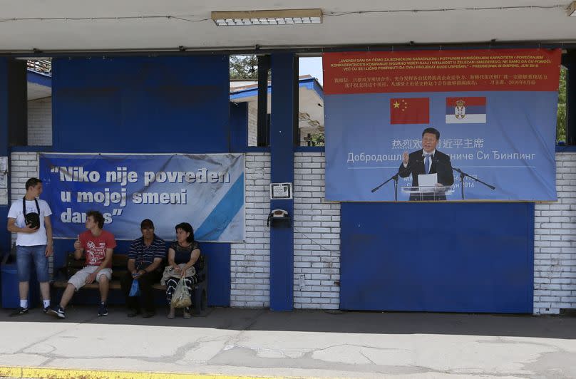 Affiche souhaitant la bienvenue au président chinois et panneau affichant "Personne n’a été blessé dans mon quart de travail aujourd’hui," devant l’aciérie Zelezara Smederevo.