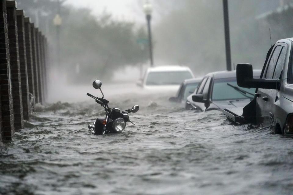 Crecidas causadas por el huracán Sally inundan una calle el miércoles 16 de septiembre de 2020, en Pensacola, Florida. (AP Foto/Gerald Herbert)