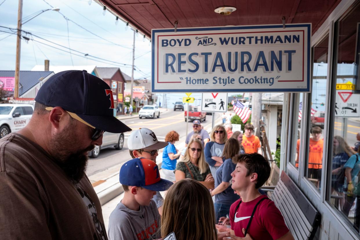 A line of customers waiting outside an Ohio restaurant as the mask mandate lifts