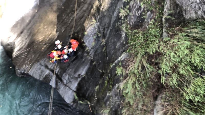 屏東霧台鄉飛龍瀑布20日傳出意外，1行10人溪降突遇溪水暴漲被沖走。（圖／翻攝畫面）