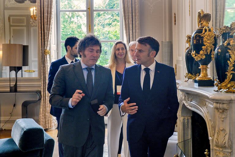 El Presidente Javier Milei se reunió con su par francés, Emmanuel Macron, en el Palacio del Elíseo, París.