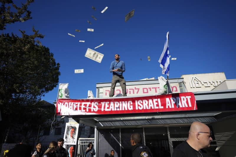 2023年3月，以色列右派政府推動一項爭議性司法改革，引發該國史上最大示威活動。（AP）