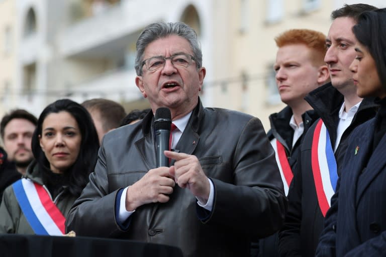 Le chef de file de LFI Jean-Luc Mélenchon (C) lors d'un rassemblement à Lille le 18 avril 2024 (FRANCOIS LO PRESTI)