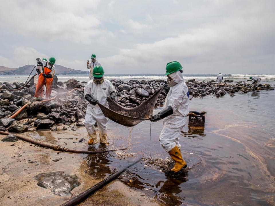 2022年1月，隸屬西班牙石油公司Repsol的一艘油輪在卸載原油時發生漏油事故，油污隨著水流擴散逾40公里，導致祕魯當地高達21處海灘被漏油污染，政府為此宣布進入環境緊急狀態。