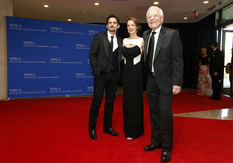 Country musician Brad Paisley (L) and his wife, Kimberly Williams-Paisley, arrive with CBS News Chief Washington Correspondent Bob Schieffer on the red carpet at the annual White House Correspondents' Association Dinner in Washington, May 3, 2014. (REUTERS/Jonathan Ernst)