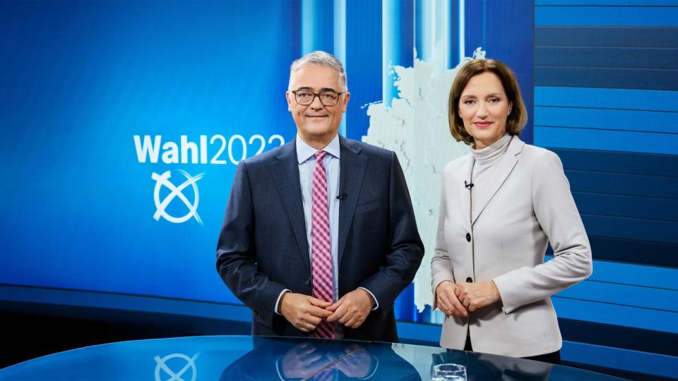 Bettina Schausten und Matthias Fornoff führen das politikinteressierte TV-Publikum im Zweiten durch den langen Wahlabend. (Bild: ZDF/Svea Pietschmann/Meike Wittenstein)