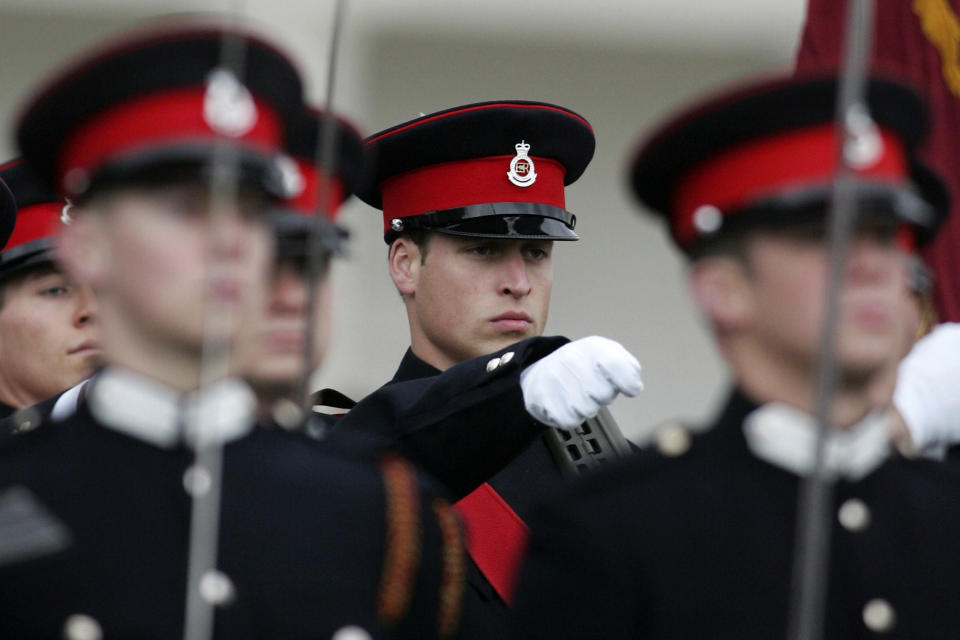 ARCHIVO - El príncipe Guillermo de Gran Bretaña marcha con otros graduados durante el desfile del Soberano en la Real Academia Militar en Sandhurst, cerca de Camberley, Inglaterra, el 15 de diciembre de 2006. (Foto AP/Sang Tan, pool, archivo)