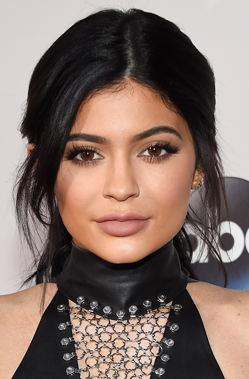 Best Beauty Looks From The AMA Red Carpet