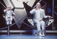 Wie James Bond brauchte auch Agent "Austin Powers" einen Bösewicht. Den spielte Hauptdarsteller Mike Myers (rechts) gleich selbst. An der Seite von Dr. Evil: sein Klon Mini Me, gespielt von Verne Troyer. (Bild: Getty Images)