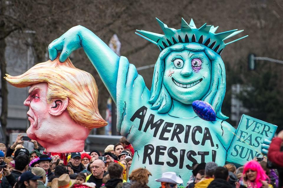 Bei den Rosenmontagsumzügen geht es nicht nur feuchtfröhlich zu, auch politische Botschaften finden ihre Bühne. (Bild: 2017 Getty Images/Lukas Schulze)