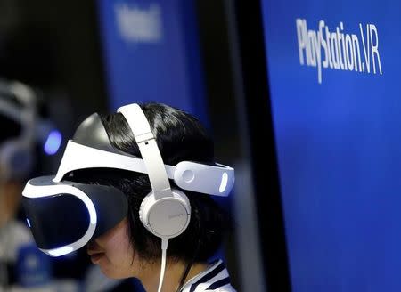 A woman uses Sony's PlayStation VR headset at Tokyo Game Show 2016 in Chiba, east of Tokyo, Japan, September 15, 2016. REUTERS/Kim Kyung-Hoon