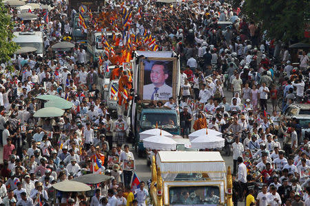 FILE PHOTO: People attend a funeral procession carrying the body of Kem Ley, an anti-government figure and the head of a grassroots advocacy group, "Khmer for Khmer" who was shot dead on July 10, in Phnom Penh, Cambodia July 24, 2016. REUTERS/Samrang Pring/File Photo