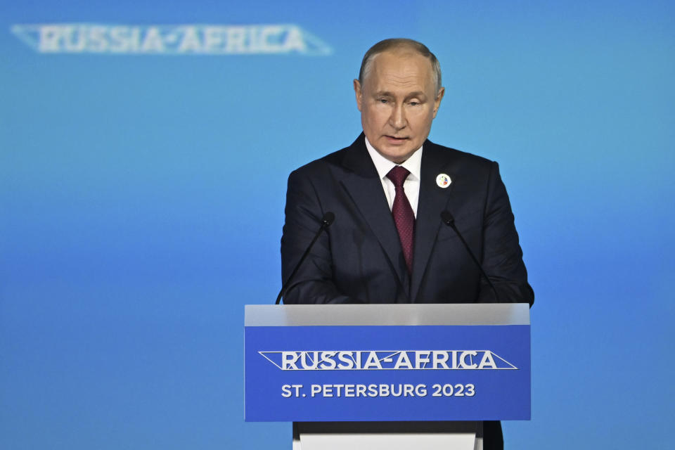 Wladimir Putin, Präsident von Russland, sprechend bei einer Rede während einer Plenarsitzung des Russland-Afrika-Gipfels und des wirtschaftlichen und humanitären Forums (Bild: Pavel Bednyakov/Pool Sputnik Kremlin/AP/dpa)