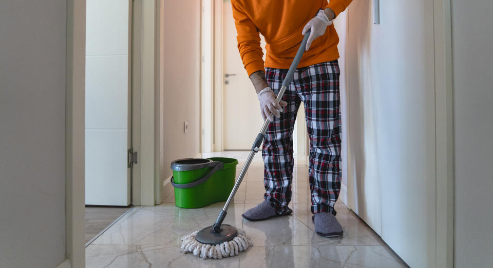 La fregona está presente en casi la totalidad de los hogares. Imagen vía Getty.