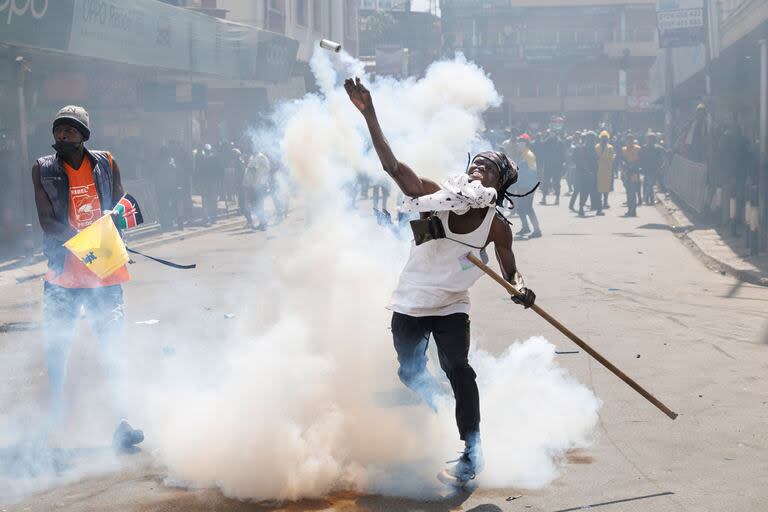 Un manifestante lanza un bote de gas lacrimógeno a la policía durante una huelga nacional para protestar contra los aumentos de impuestos y el Proyecto de Ley de Finanzas 2024 en el centro de Nairobi, el 25 de junio de 2024