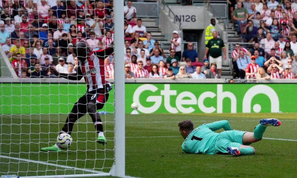 <span>Yoane Wissa taps in from close range to score Brentford’s winner past Dean Henderson in the Crystal Palace goal.</span><span>Photograph: Maja Smiejkowska/Reuters</span>