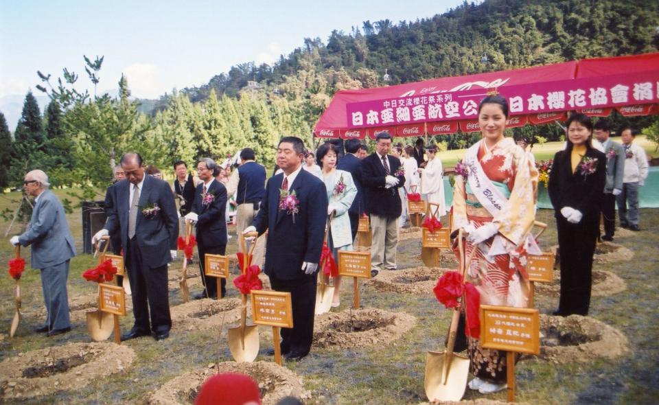  2003第19代櫻花女王來訪的歷史照片證明台日櫻花交流「日九生情」已經21年。(九族文化村提供)