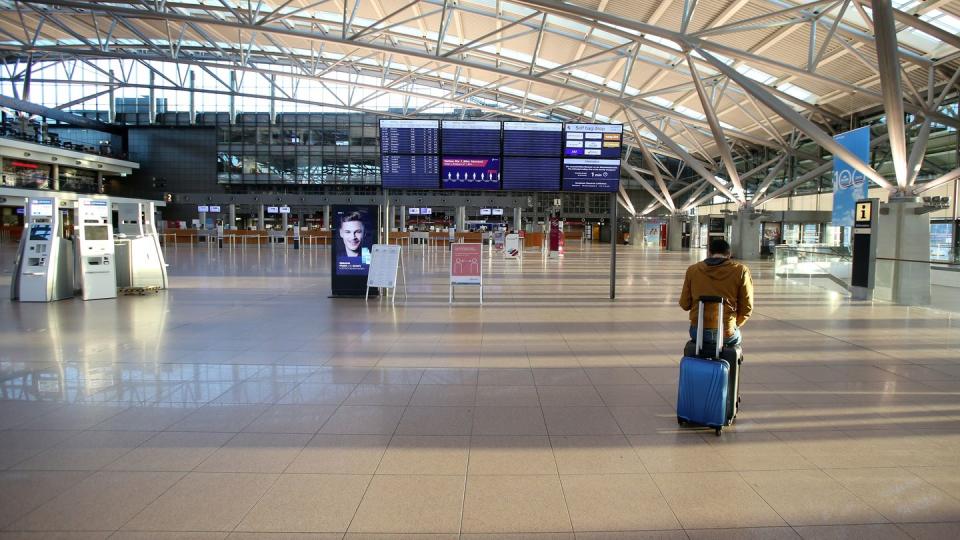 Ein gestrandeter spanischer Fluggast in dem ansonsten fast menschenleeren Terminal 1 am Flughafen Hamburg.