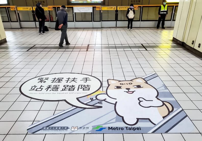 台北捷運目前針對電扶梯的宣導一律為「緊握扶手、站穩踏階」。取自臉書「台北捷運 Metro Taipei」。