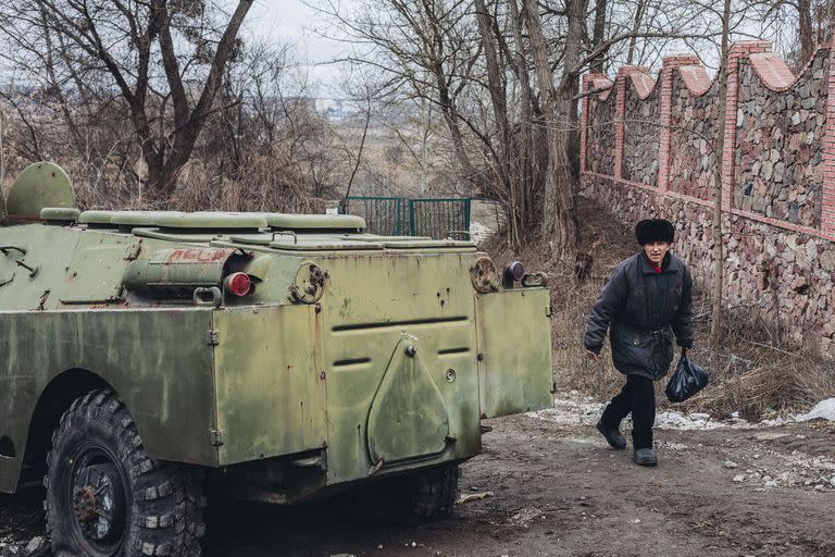 06-03-2022 Un hombre camina junto a un vehículo blindado, a 6 de marzo de 2022, (Ucrania). POLITICA Diego Herrera - Europa Press
