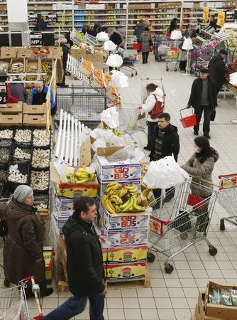 People visit a hypermarket of French grocery retailer Auchan in Moscow, January 15, 2015. REUTERS/Maxim Zmeyev