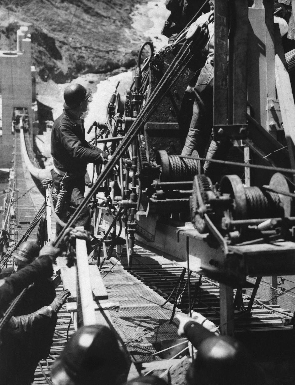 <p>Cada uno de los cables del puente cuenta con 27.572 alambres. El número total de alambres del Golden Gate podría dar la vuelta al mundo tres veces si los colocáramos uno detrás de otro. (Foto: AP). </p>