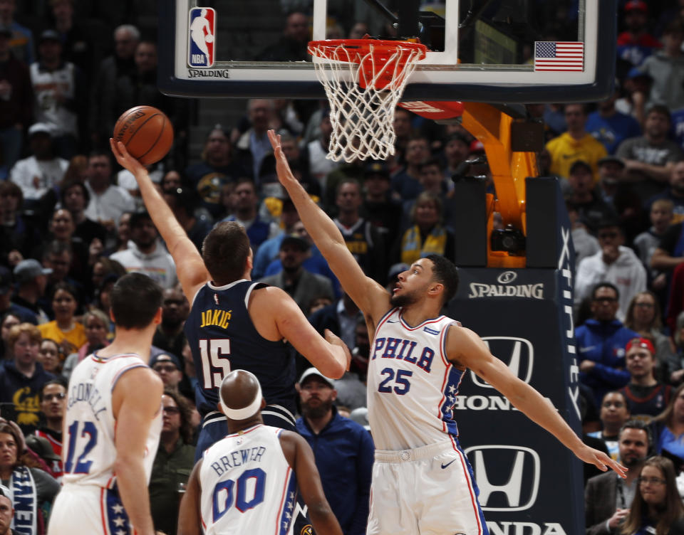 Ben Simmons試圖封阻Nikola Jokic。（AP Photo/David Zalubowski）