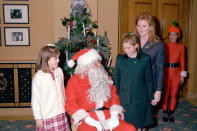 <p>Ganz geheuer schien Prinzessin Eugenie und Prinzessin Beatrice ihr Treffen mit Santa Claus 1999 nicht gewesen zu sein. Glücklicherweise war ihre Mutter, Herzogin Sarah, mit dabei, um Beatrices Hand zu halten. (Bild: Scott Myers/REX/Shutterstock) </p>