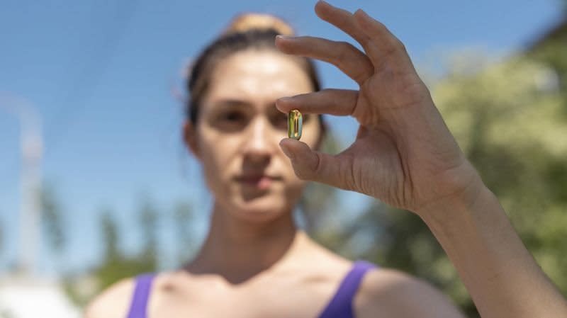 Mujer con una vitamina