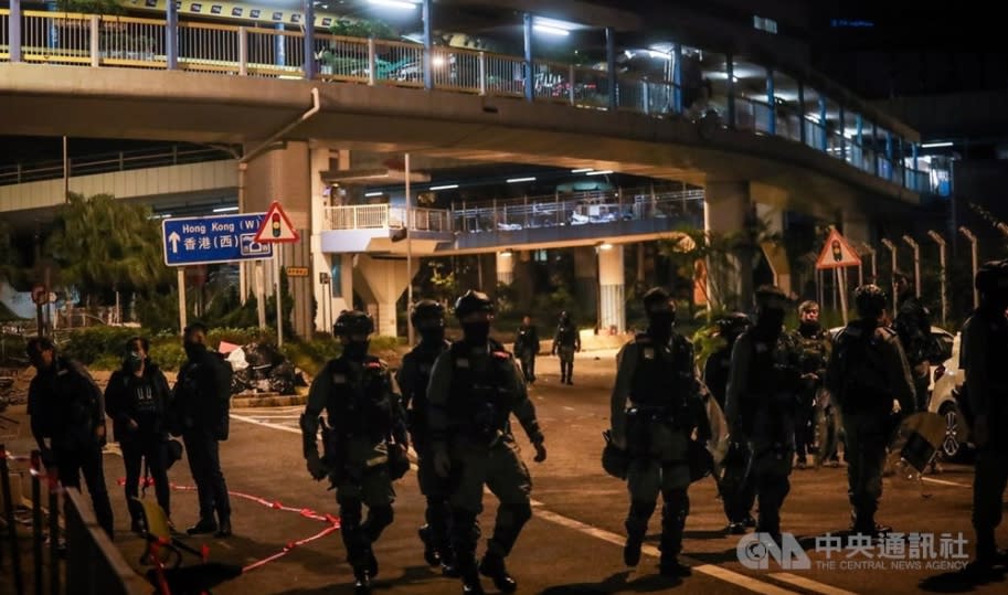 近來反送中爆發激烈警民衝突，警方從11月18日起包圍香港理工大學，並在校區外設防線，20日凌晨部分警務人員卸下任務步出防線。(中央社)