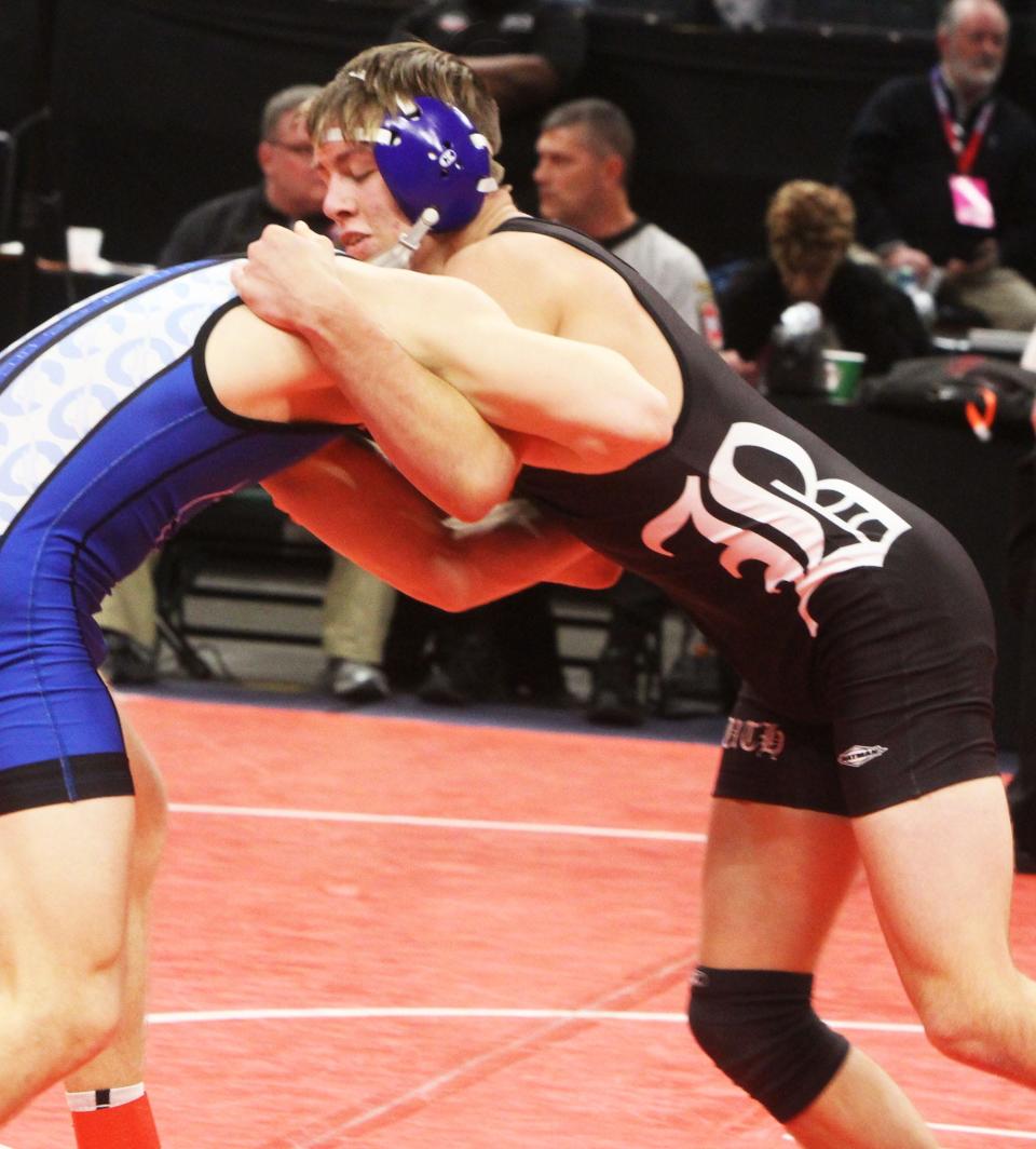 Derek Blubaugh, a Bloomington South junior, battles Fort Wayne Carroll senior Joel Arney in their 152-pound match during the single-elimination round of the IHSAA State Finals at Bankers Life Fieldhouse on Feb. 16, 2018. Blubaugh escaped with a 1-0 win to advance.