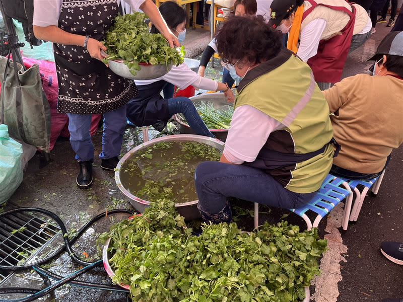 攤位內的志工忙著切菜備菜。（圖／記者李依璇攝影）