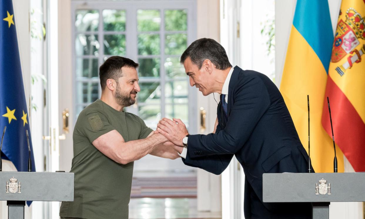 <span>Pedro Sánchez, right, has already given Leopard tanks and Patriot missiles to Volodymyr Zelenskiy’s troops.</span><span>Photograph: Anadolu/Getty Images</span>