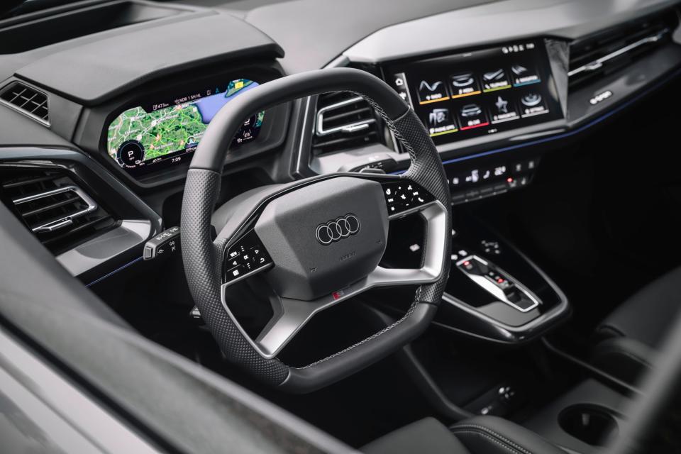 Audis Virtual Cockpit wurde bei dem Elektro-SUV um ein Head-up-Display mit Augmented Reality-Funktionen erweitert.