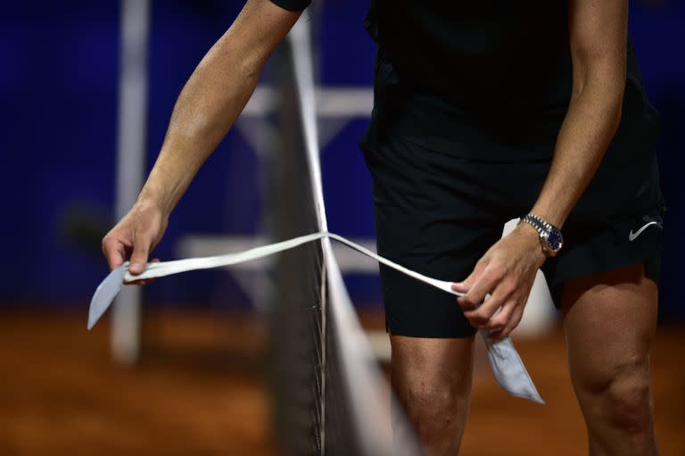 Un momento emotivo en febrero pasado: Del Potro colgó la vincha en la red tras perder con Delbonis en el ATP de Buenos Aires, como símbolo del final.


