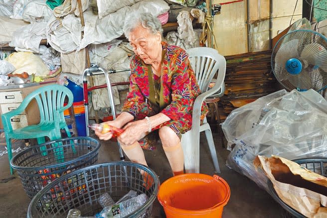 鹿港鎮今年最年長的模範母親施呂綉鳳已經97歲，身體依然硬朗，從事慈濟資源回收站志工20餘年。（吳敏菁攝）