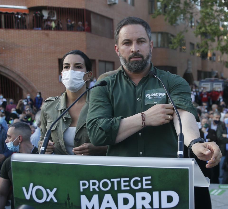 Testigos de los incidentes en Vallecas acusan a Santiago Abascal de provocación al bajarse del atril y acercarse a quienes le increpaban. (Foto: Senhan Bolelli/Anadolu Agency via Getty Images)