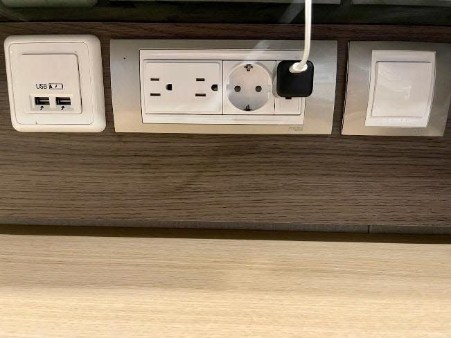 symphony of the seas, outlets on desk