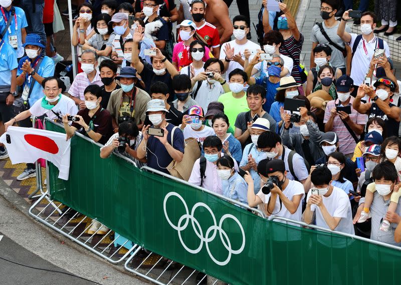 Foto del sábado de espectadores viendo la prueba de triatlón en los Juegos de Tokio