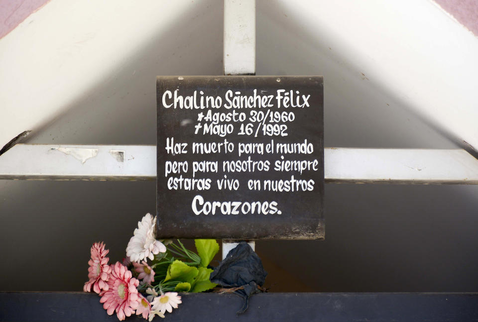 Vista de una placa en un cenotafio erigido en memoria del cantante Chalino Sánchez, el 15 de mayo de 2022 en Culiacán, Sinaloa. (Juan Carlos Cruz / EFE)