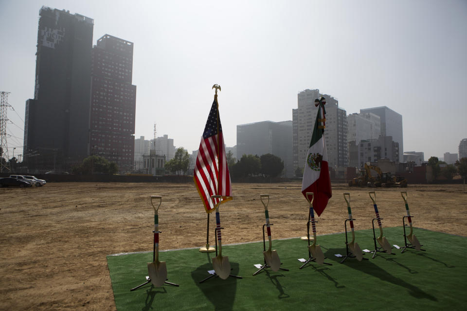 Varias palas decoradas con los colores de las banderas de México y de Estados Unidos descansan en unos tripiés antes de la ceremonia de colocación de la primera piedra para la nueva embajada estadounidense en México, el martes 13 de febrero de 2018, en la ciudad de México. (AP/Rebecca Blackwell)
