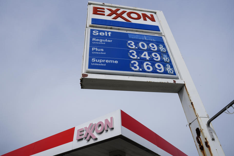 Los precios de la gasolina superan los 3 dólares en partes de EEUU, según muestra en un letrero de una estación de servicio de Exxon en Filadelfia, el miércoles 28 de abril de 2021.  (AP /Matt Rourke)