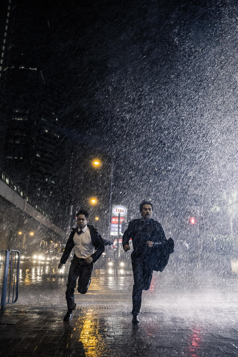 李淳幾乎每場戲都總是緊黏著林家棟辦案。（圖／華映）