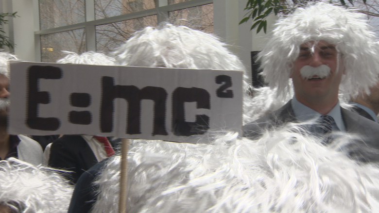 World record set in Toronto for largest group dressed as Albert Einstein