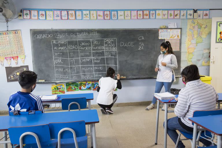 Clases de refuerzo en la Escuela Primaria N°28 Juana Manso, de José León Suárez