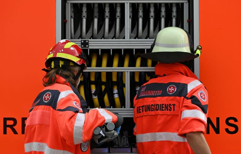 Durch einen Brand sind in einem Hochhaus in Mainz elf Menschen verletzt worden. Wie die Feuerwehr in der rheinland-pfälzischen Landeshauptstadt mitteilte, brach das Feuer in einem Restaurant im Erdgeschoss des Hauses in der Oberstadt aus. (Christof STACHE)