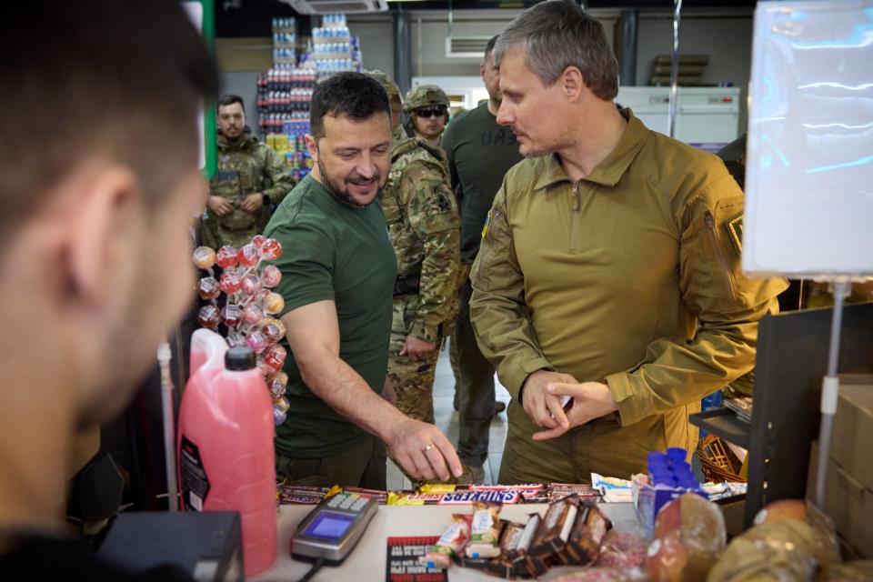 烏克蘭總統澤倫斯基29日造訪東部頓內茨克地區，途中在一間加油站附設商店買零食分給官兵。路透社