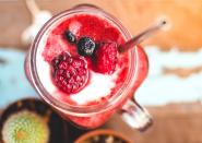 <p>Kleine, gefrorene Obst-Portionen können länger aufbewahrt werden und landen somit nicht unnötigerweise im Müll. Später können eingefrorene Beeren oder anderes Obst ins warme Porridge gerührt, als Zusatz für süße und cremige Smoothies oder Joghurtdrinks verwendet werden. Aufgetaute Pflaumen, Pfirsiche oder auch Apfelstücke schmecken lecker in Crumble, Kuchen oder Früchtebrot. (Bild: iStock/VICHAILAO)</p> 